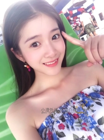 氣質類型的姐姐，皮膚很白皙，天然大奶，平時也有工作