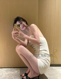 高挑氣質長腿美女，腿長腰細、身材比例完美，五官精緻有女人味
