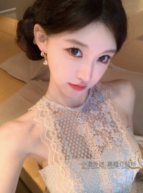 身形纖細卻藏著讓人驚艷的傲人曲線 說話溫柔笑容甜美，像春天裡最撩人的風