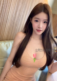 腰細腿長 屁股翹 胸部挺又彈性好 皮膚也保養得很滑