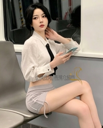 半透襯衫小短褲高跟鞋的穿搭，不知道的還以為穿着男友的襯衣呢？女友fu直接拉滿