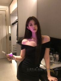 眼睛大大的  笑起來很好看