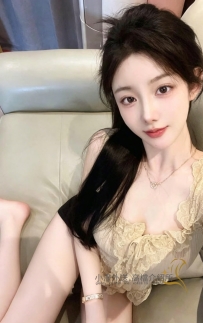 清秀又有氣質的她，外表帶點高冷，認識後其實很溫柔也很好相處
