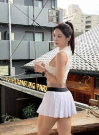 健身教練出身，身材很好、本人很有氣質再搭配健 美身材真的很吸睛~~肌肉控的你看到會