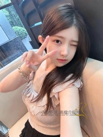 清純甜美學生妹 氣質乾淨耐看 大眼睛很有靈氣 笑起來很甜 聲音也很溫柔 聊天自然不尷